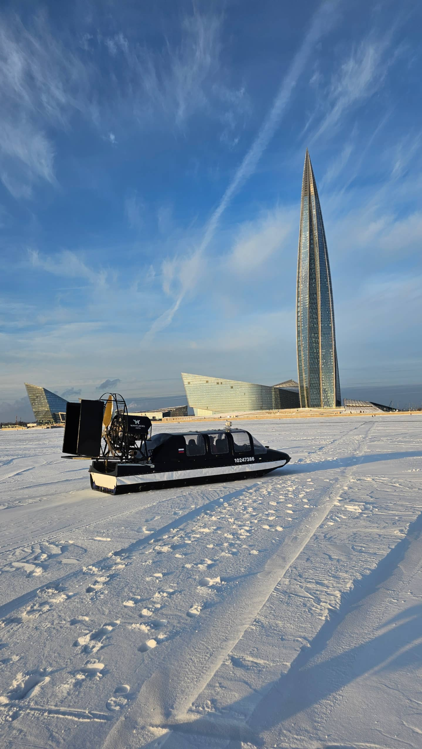 Аэросани на фоне Лахты